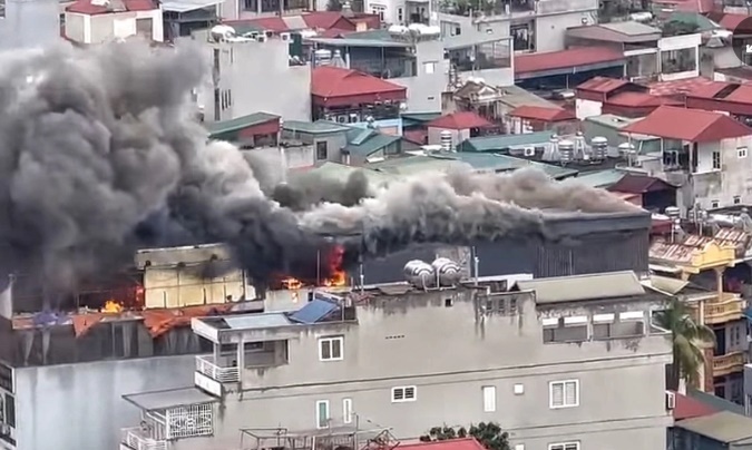 Hà Nội: Căn nhà 8 tầng kinh doanh dịch vụ massage bốc cháy 