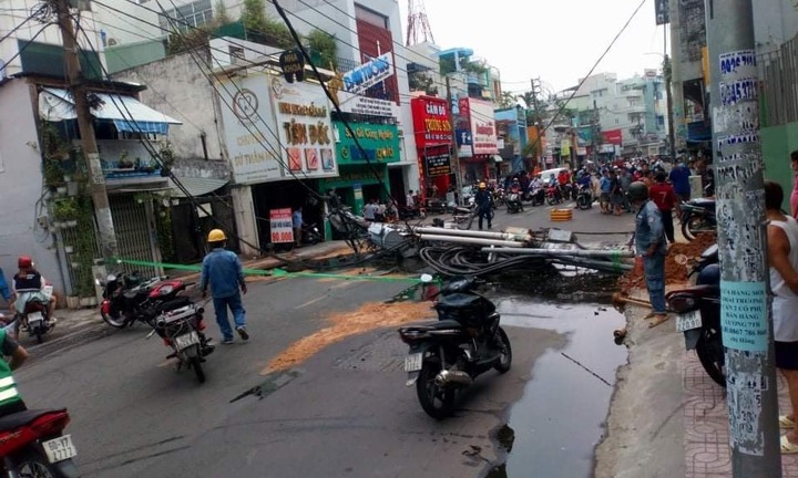 TP.HCM: Hàng trăm hộ dân mất điện vì trụ điện gãy đổ