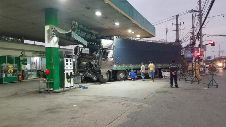 TP.HCM: Xe tải lao vào cây xăng, nhân viên sợ hãi tháo chạy