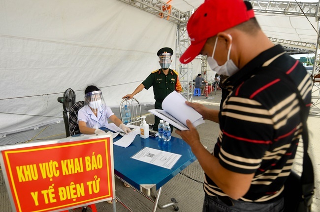 Tin tức thời sự mới nóng nhất 27/4: Việt Nam sẽ bỏ khai báo y tế nội địa