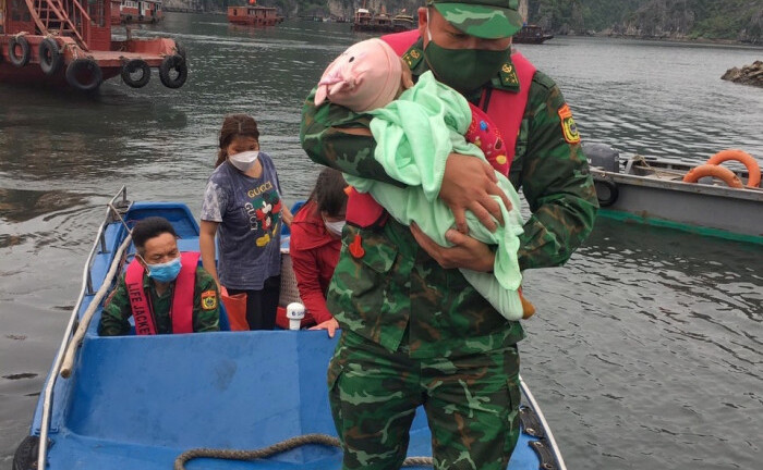 Tin tức thời sự mới nóng nhất 29/4: Bé gái 1 tuổi rơi xuống biển gần 1 giờ đã được cứu sống