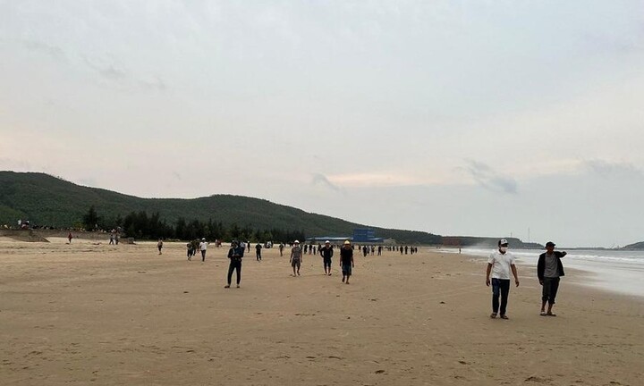 Quảng Bình: Tìm kiếm học sinh bị sóng cuốn khi đi tắm biển cùng bạn