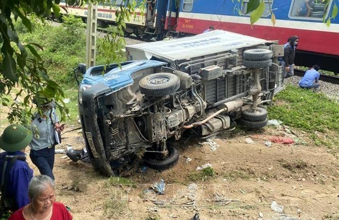 Cố băng qua đường sắt không có rào chắn, xe tải bị tàu hỏa đâm