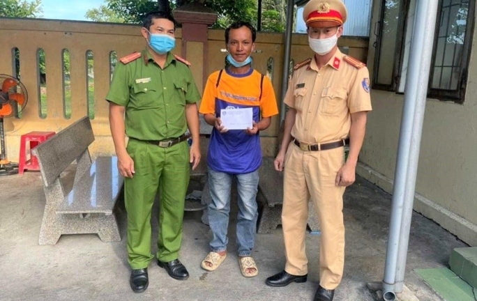 Bị trộm lấy hết tiền, người đàn ông đi bộ ròng rã suốt 15 ngày từ TP.HCM về Quảng Bình