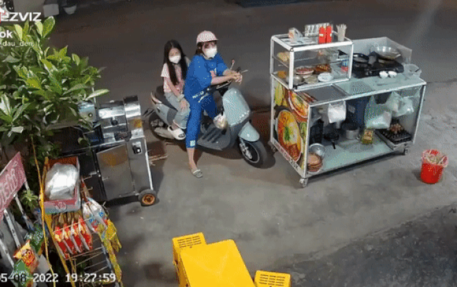 Video: Đang đợi đồ ăn, hai cô gái gặp tai nạn vì chiếc 