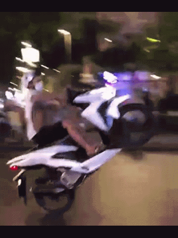 Xử lý TikToker bốc đầu xe máy, đăng lên mạng để