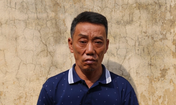 Đòi giấy tờ đất bất thành, chồng tẩm xăng vào người vợ rồi dùng súng dọa giết 