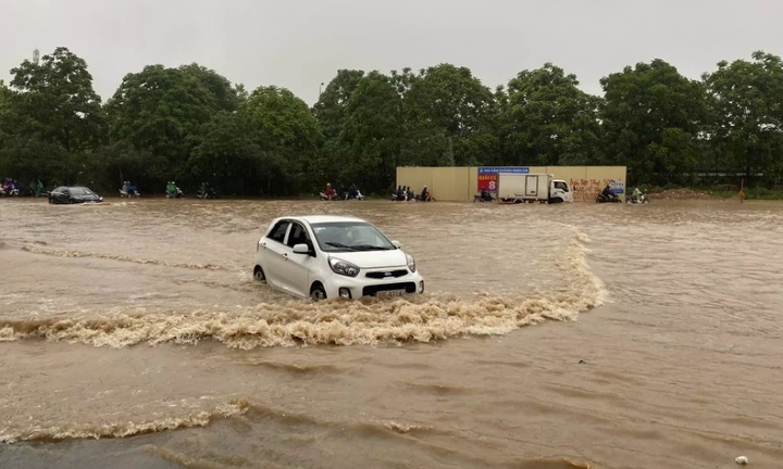 Loạt tuyến đường ở Hà Nội ngập sâu vì mưa lớn, nước dâng đến nửa thân xe