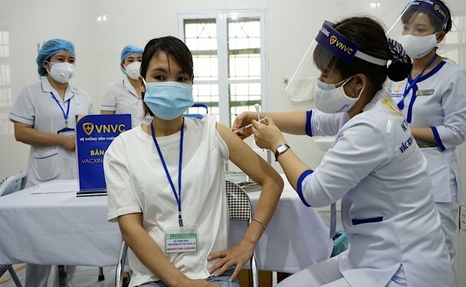 Tiêm vaccine COVID-19 mũi 4 cho lực lượng tuyến đầu