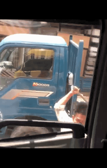 Tài xế xe tài bị nhóm người vây ráp đập kính ô tô, đe dọa 