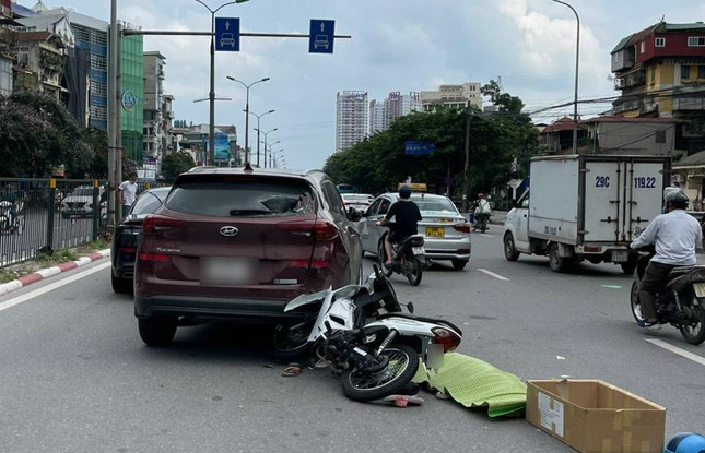 Hà Nội: Tài xế xe máy tử vong sau khi tông vào 2 ôtô