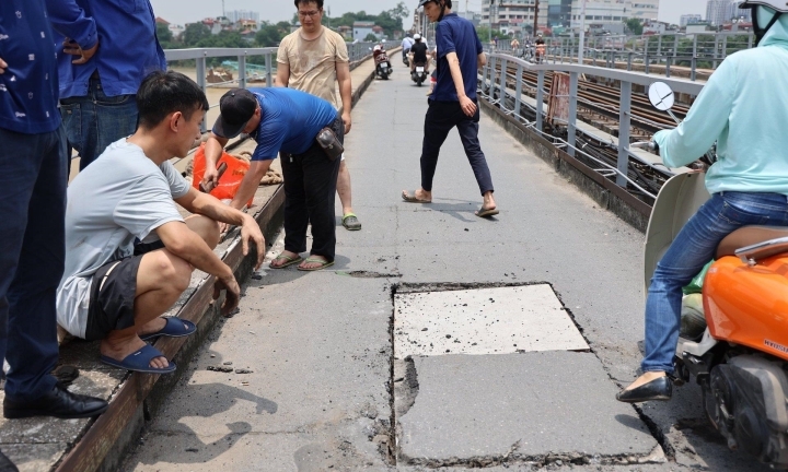 Tin thời sự mới nóng nhất 29/5: Xác định nguyên nhân gây lỗ thủng lớn trên cầu Long Biên