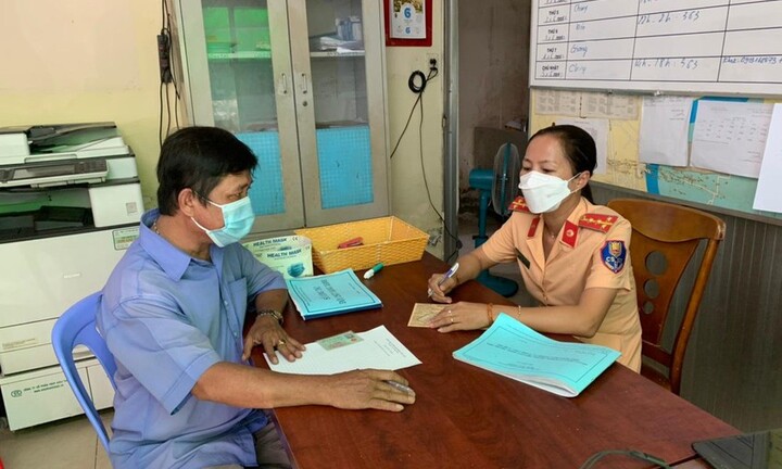 Tài xế xe buýt phóng nhanh, ngang nhiên vượt đèn đỏ bị xử phạt