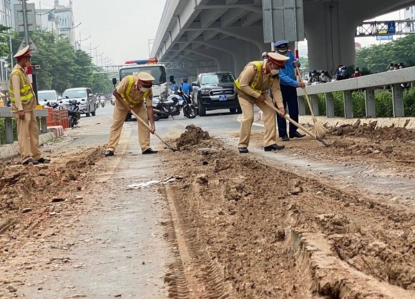 Hà Nội: Truy tìm xe tải làm rơi bùn đất ngập đường Phạm Văn Đồng