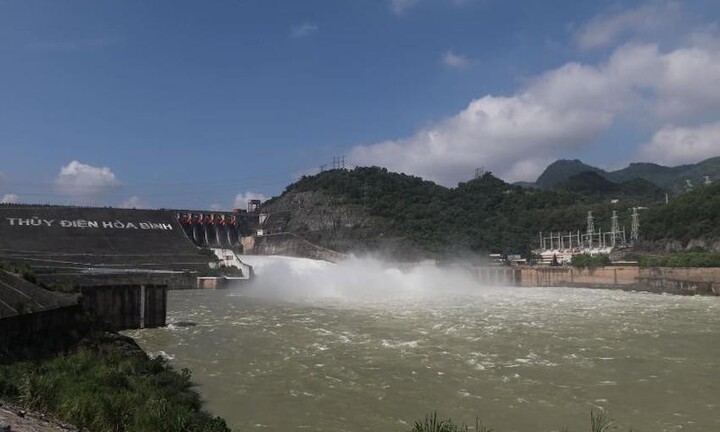 Tin thời sự mới nóng nhất 12/6: Yêu cầu mở cửa xả đáy hồ thủy điện Sơn La và hồ Hòa Bình