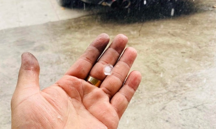 TP.HCM: Xuất hiện mưa đá, kéo dài 10 phút