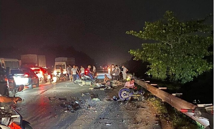 Môtô phân khối lớn tông vào xe máy đang qua đường, 5 người thương vong