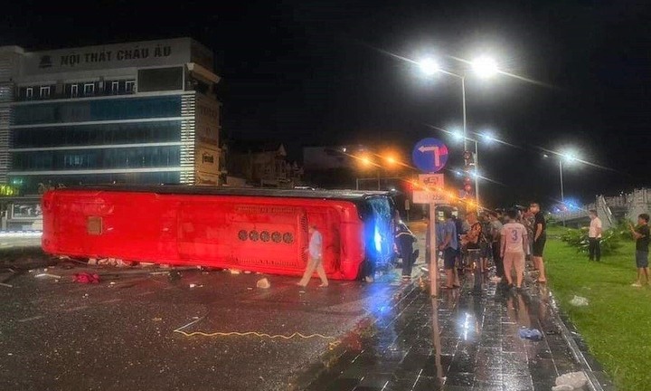 Vụ lật xe khách khiến 4 người chết ở Ninh Bình: Tài xế không có nồng độ cồn và ma túy