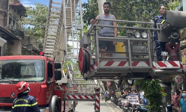 Hà Nội: Cháy khách sạn Shining Central, khách Tây được thoát ra bằng xe thang