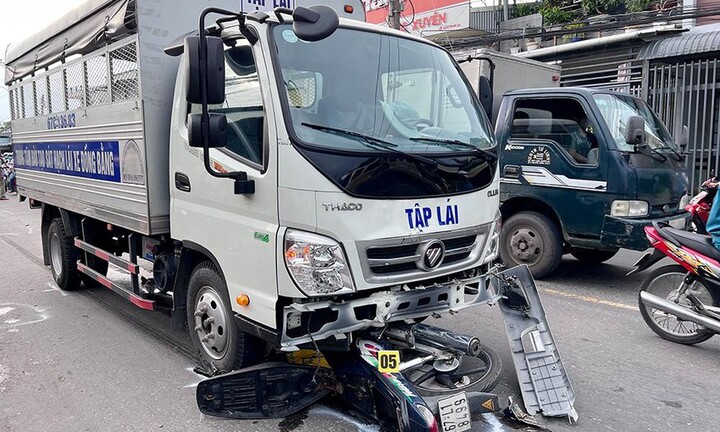 Va chạm với ô tô tập lái, người đàn ông lái xe máy tử vong