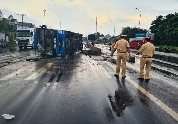 Lật xe khách khiến 8 người thương vong ở Đồng Nai