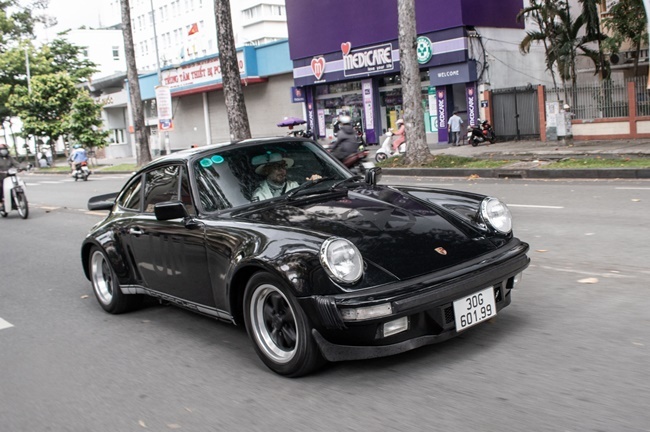 Video: Đại gia Đặng Lê Nguyên Vũ cầm lái Porsche 911 Carrera G-Series độc nhất Việt Nam 