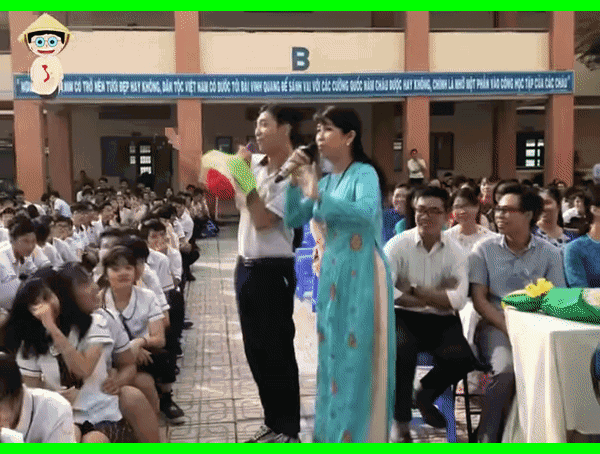Video: Nam sinh chiếm spotlight với màn múa phụ họa cho cô giáo