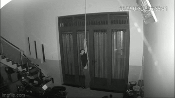 Kẻ trộm đu dây ống nước vào nhà dân, trộm cắp tài sản