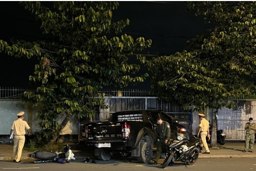 Xe bán tải gây tai nạn sau khi tránh người từ quán nhậu