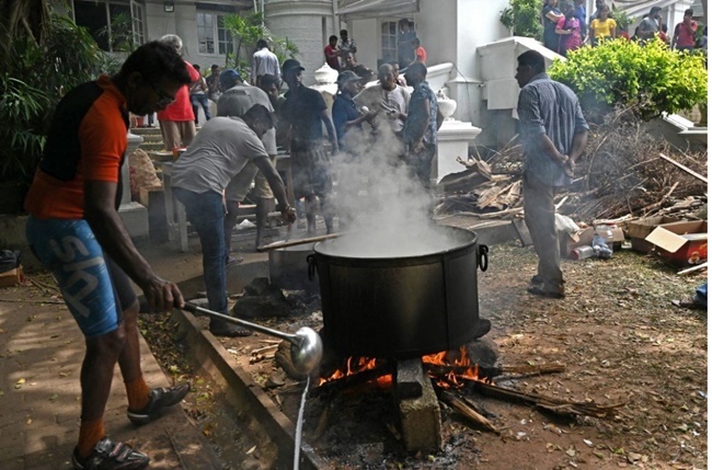 Người biểu tình chiếm giữ dinh thự của Tổng thống, thủ tướng Sri Lanka: Nấu ăn, phơi đồ, chụp ảnh selfie