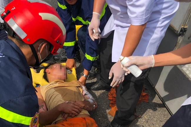 Thợ điện 20 tuổi bị điện giật, mắc kẹt trên trụ điện ở Đà Nẵng