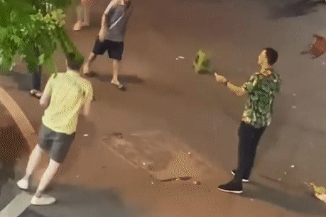 Vụ khách Tây bị hành hung ở phố cổ: Nhóm gây án có thể bị xử lý ra sao?