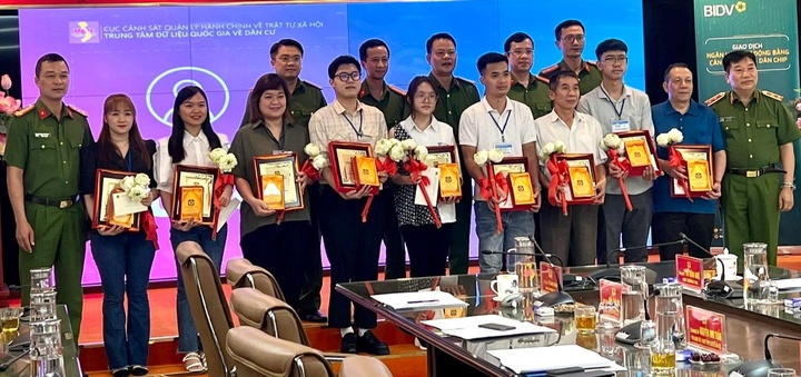 10 công dân đầu tiên được cấp tài khoản định danh điện tử