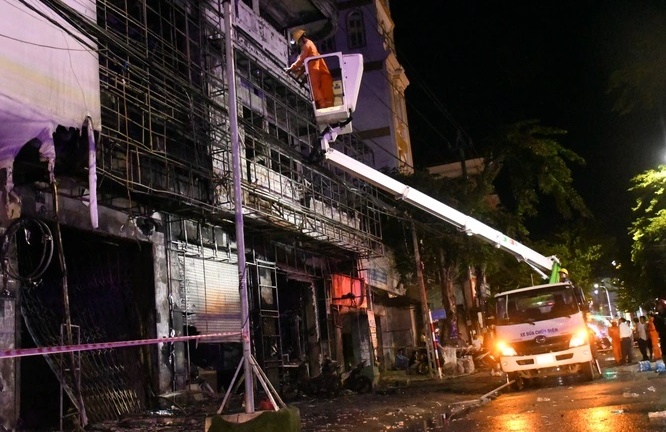 Hiện trường vụ cháy lớn thiêu rụi 2 căn nhà liền kề ở Quảng Ngãi 