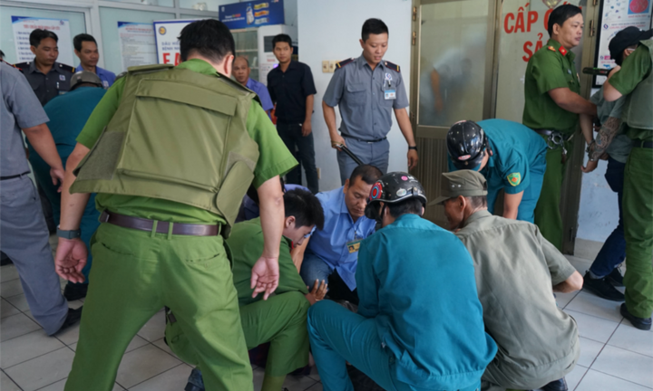 Vụ hành hung tại BV Nhân dân Gia Định: Bố bệnh nhi bóp cổ, ép bác sĩ vào tường