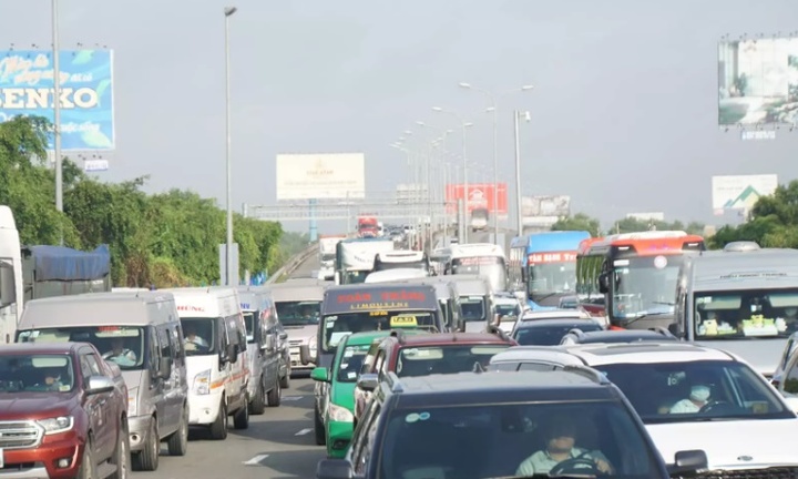 Sáng đầu tiên 1/8 thu phí không dừng: Tài xế không nạp được tiền vào tài khoản ETC