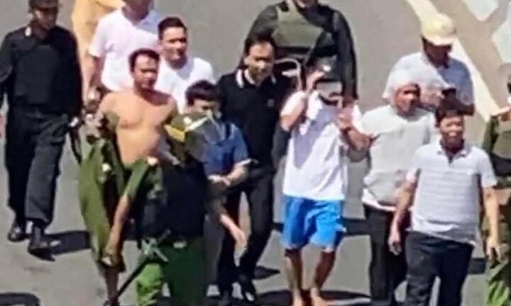 Vụ cầm súng AK cướp tiệm vàng ở Huế: PGĐ Công an tỉnh thương thuyết với kẻ cướp như thế nào?