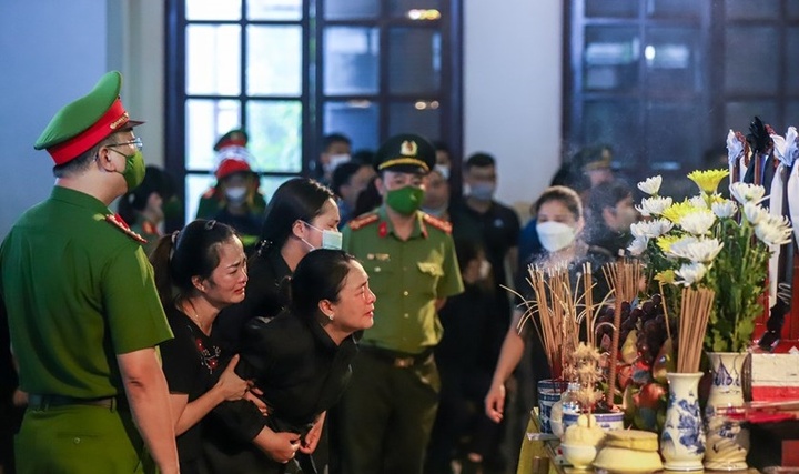Lễ tang 3 cảnh sát cứu hỏa hy sinh: Nhói lòng hình ảnh người thân, đồng đội nghẹn ngào trước linh cữu