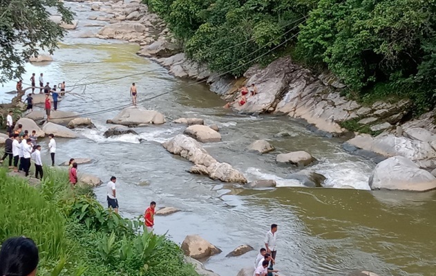 Hai vợ chồng du khách bị nước cuốn khi ra suối chụp ảnh 