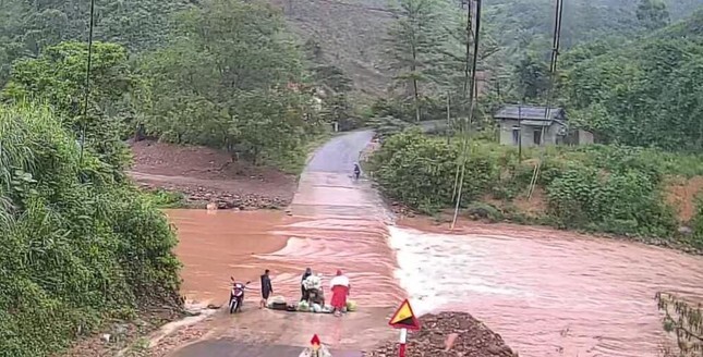 Nam sinh ở Bắc Giang bị nước lũ cuốn trôi