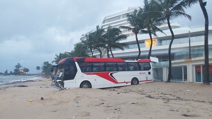 Tai nạn hi hữu ở Phú Quốc: Ô tô khách lao qua lan can, suýt lao xuống biển