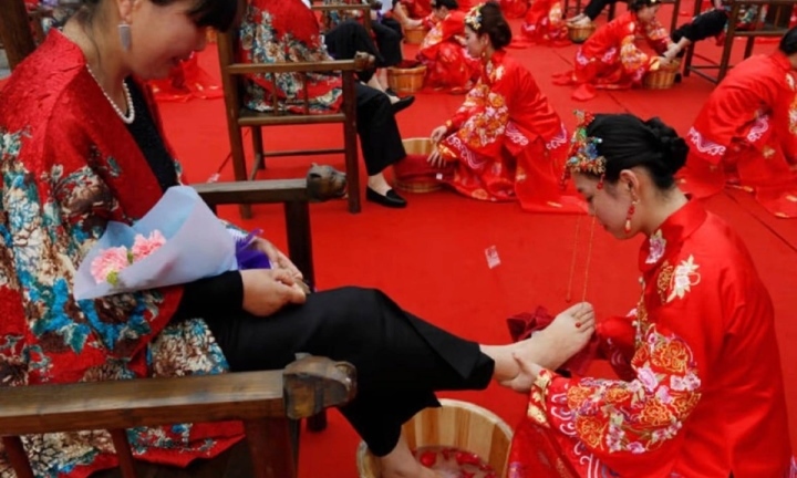 Hình ảnh hàng chục con dâu quỳ gối, rửa chân cho mẹ chồng ở Trung Quốc bị phản đối