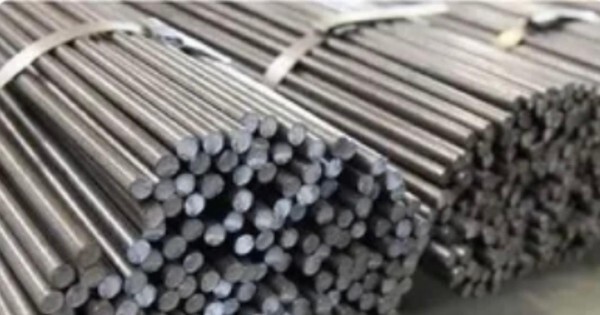 Bốc dỡ sắt thép từ xe tải, người đàn ông bị bó sắt đè tử vong thương tâm
