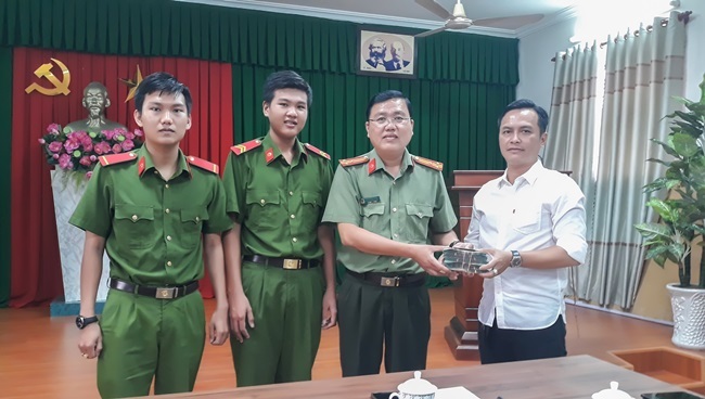 Hai chiến sĩ công an ở Vĩnh Long nhặt được 350 triệu đồng, trả người đánh rơi 