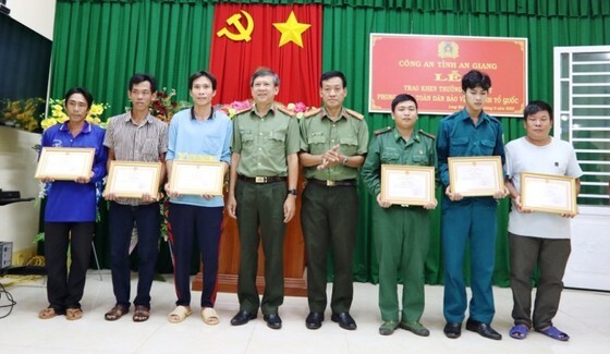 Khen thưởng 6 người cứu 40 công dân vượt sông trốn khỏi casino ở Campuchia