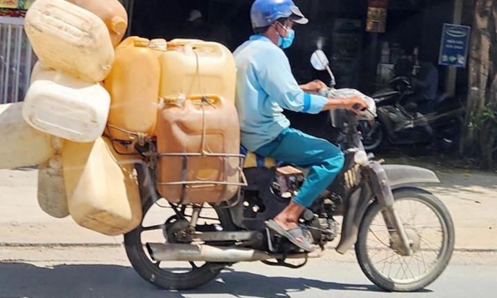 Tin thời sự mới nóng nhất 31/8: Người dân ở miền Tây đem can đi mua xăng dầu