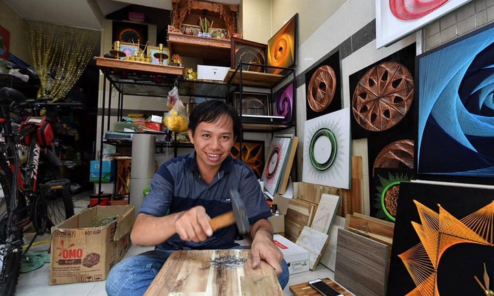 [E] Đam mê nghệ thuật, anh bán gạo “phù phép” đinh và chỉ thành bức tranh đẹp, lạ