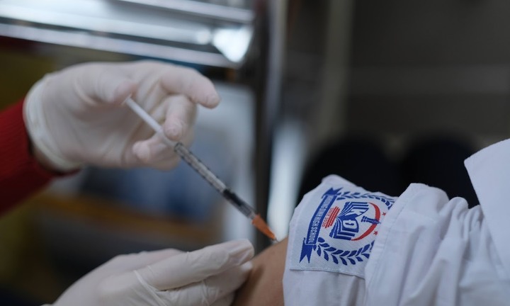 Phụ huynh cho trẻ đi tiêm vaccine phòng COVID-19 trước thềm năm học mới