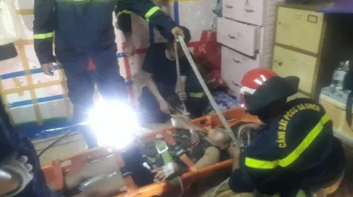 Phá cửa sổ, giải cứu người phụ nữ ngất xỉu mắc kẹt trong căn gác nhỏ hẹp