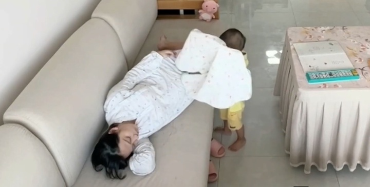 Video: Bé 2 tuổi đắp chăn cho mẹ bầu khiến dân mạng 